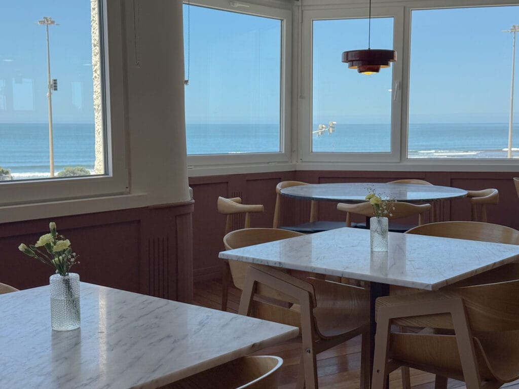 Liberty Café Parede — sea view